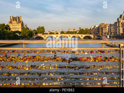 Liebe Vorhängeschlösser auf der Brücke Pont de Solferino - Paris, Frankreich Stockfoto