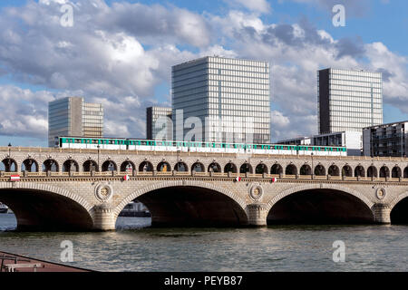 U-Bahn Brücke überqueren Bercy - Paris Stockfoto