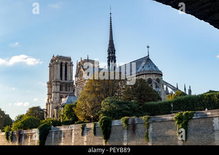 Notre Dame de Paris unter der Pont de l'Archeveche - Paris, Frankreich Stockfoto