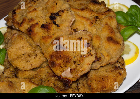 Mehrere ursprüngliche Kalbfleisch Schnitzel auf einer großen Platte Stockfoto