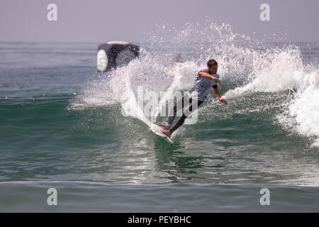 Eithan Osborne konkurrieren in der US Open des Surfens 2018 Stockfoto