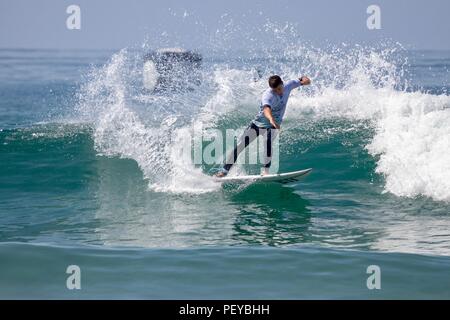 Eithan Osborne konkurrieren in der US Open des Surfens 2018 Stockfoto