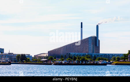 Die amager Bakke Werk in Kopenhagen, Dänemark, verdoppelt sich als ganzjährige künstliche Skipiste, wandern Steigung und Kletterwand, da es eine Kombination aus Hitze und Stockfoto