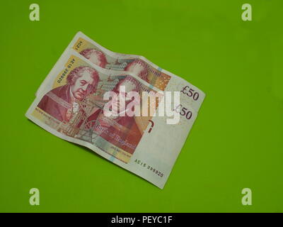 Zwei 50 unified Königreich Pfund Sterling Banknoten auf grünem Boden Stockfoto