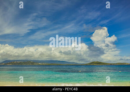 Blick auf Puerto Rico von Cayo Icaco Insel Stockfoto