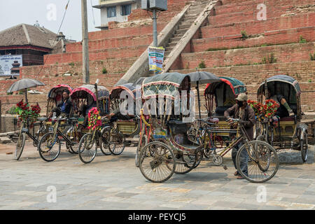 Kathmandu, Nepal - April 13, 2016: Gruppe von rikschas durch die Straße der Durbar Square in Kathmandu. - Durbar Square ist das Zentrum der Stadt Bhaktapur. Es Stockfoto