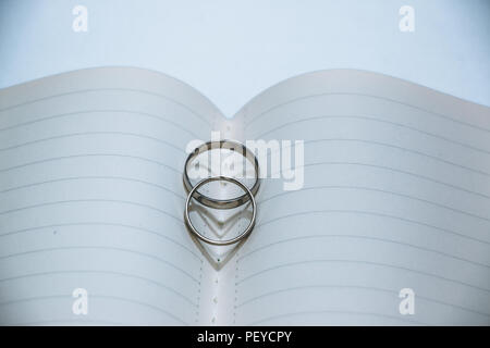 Herz Schatten der Hochzeit auf Center notebook Ring, Valentinstag, Hochzeitstag Stockfoto