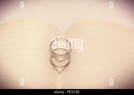 Herz Schatten der Hochzeit auf Center notebook Ring, Valentinstag, Hochzeitstag Stockfoto