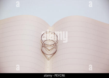 Herz Schatten der Hochzeit auf Center notebook Ring, Valentinstag, Hochzeitstag Stockfoto