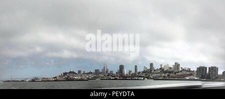 Panoramablick über Bewölkt Hafen von San Francisco, Kalifornien, USA Stockfoto