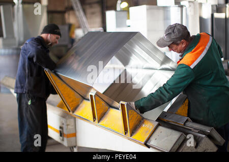 Belarus, Gomel, 25. April 2018. Fabrik für die Herstellung von Lüftungsrohren. Zwei Arbeiter Metall lüftung Rohre in der Werkstatt an der Faktor machen Stockfoto
