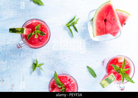 Blick von oben auf die Wassermelone Getränke in Gläsern mit Scheiben von Wassermelone und Minzeblättchen Stockfoto