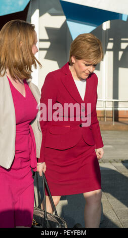 Nicola Sturgeon bei BBC Schottland gesehen für ein Interview mit Glen Campbell's Live Show, 'Fragen Sie Ihren Führer'. Glasgow, Schottland - 2. Juni 2017 Stockfoto