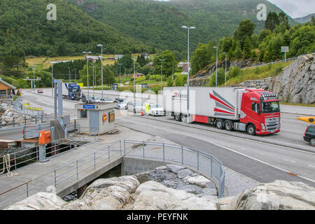 Oppedal, Norwegen, 23. Juli 2018: Pkw und Lkw stehen im Einklang mit einer Fähre, die Sie in einem Fjord. Stockfoto