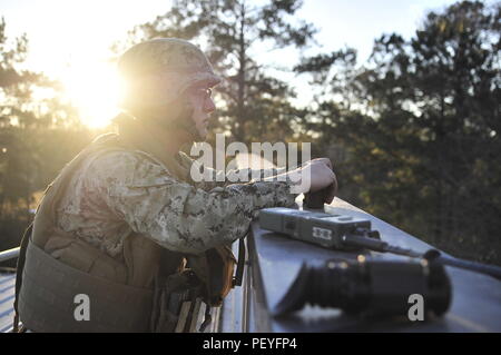 CAMP SHELBY, Fräulein (Feb. 17, 2016) Builder Constructionman Tristan Kesselring, zu Naval Mobile Konstruktion Bataillon 11 zugeordnet, steht ein horchposten/Beobachtung Post während der NMCB-11 Bereich Training. Nach erfolgreichem Abschluss der Übung und abschließenden Bewertung Problem, NMCB-11 wird bereitgestellt werden. (U.S. Marine Foto von Mass Communication Specialist 1. Klasse Michael C. Barton/Freigegeben) Stockfoto