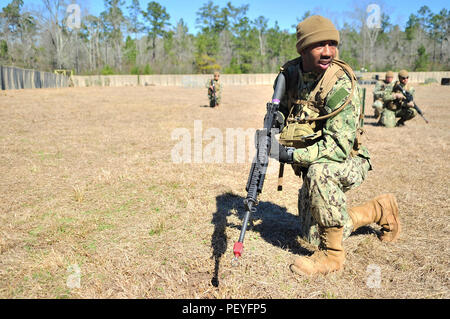 CAMP SHELBY, Fräulein (Feb. 17, 2016) Bau Elektriker Constructionman Daniel Hill, zu Naval Mobile Konstruktion Bataillon 11 zugewiesen, kniet während seine Abschnitt Scannen während der Proben patrol Formationen während NMCB-11 Bereich Training. Nach erfolgreichem Abschluss der Übung und abschließenden Bewertung Problem, NMCB-11 wird bereitgestellt werden. (U.S. Marine Foto von Mass Communication Specialist 1. Klasse Michael C. Barton/Freigegeben) Stockfoto