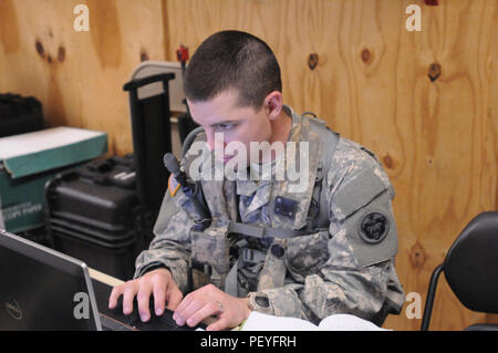 Us Army 1st Lieutenant Christian Torres, ein Mitglied der 574th Quartermaster Unternehmen aus Fort Wainwright, Alaska, arbeitet an einer Truppe tasking an einem Training Operation Center auf der mittleren Ausbildung aufbauen (ISB) in Alexandria, La. Das ISB ist eine Ausbildung Basis für Soldaten für ihre Drehung um den Joint Readiness Training Center in Fort Polk, Louisiana (USA vorzubereiten Armee Foto von Sgt. Beth Raney, 343 Mobile Public Affairs Abteilung) Stockfoto