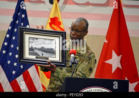 Kaplan Colonel William Green, ich Corps Kaplan, erhält ein Geschenk für seine Rolle als Gastredner während der Joint Base Lewis-McChord nationalen Gebetsfrühstück an der Amerikanischen Seen Conference Center auf JBLM, Wash., Feb 16, 2016 statt. Grün eine Rede über Haben und nicht auf "Hoffnung" zu den Hunderten von Teilnehmern, die während der JBLM nationalen Gebetsfrühstück vorhanden waren. (U.S. Armee Fotos von Sgt. Jasmin Higgins, 28 Public Affairs Abteilung) Stockfoto