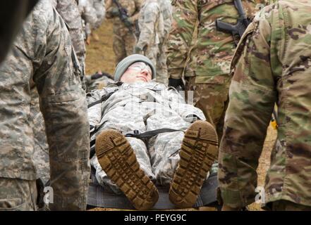 Us-Armee Soldaten aus dem ersten Bataillon, 41 Infanterie Regiment, 2 Infantry Brigade Combat Team, 4 Infanterie Division einen Unfall von einem UH-60 Black Hawk während medevac Ausbildung entladen Feb.18, bei der Gemeinsamen multinationalen Readiness Center in Hohenfels, Deutschland. Die Soldaten, die aus Fort Carson, Colo stationiert sind, sind Schulungen neben USA und multinationalen Partnern in Vorbereitung für Kosovo Force 21 zur Unterstützung der Multinationalen Battle Group-East. MNBG-E ist zur Gewährleistung eines sicheren und geschützten Umfelds gewidmet, und die Freiheit der Bewegung, innerhalb des Kosovo. Stockfoto