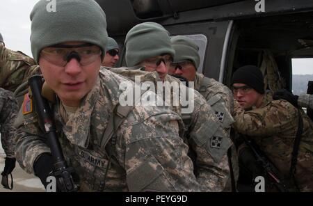 Us-Armee Soldaten aus dem ersten Bataillon, 41 Infanterie Regiment, 2 Infantry Brigade Combat Team, 4 Infanterie Division verlassen Sie eine Unfallversicherung pickup Zone während der Arbeit neben Mitgliedern der albanischen Streitkräfte einen simulierten Unfall in eine UH-60 Black Hawk während medevac Ausbildung Feb 18 Last, bei der Gemeinsamen multinationalen Readiness Center in Hohenfels, Deutschland. Die Soldaten, die aus Fort Bragg, N.C. stationiert sind, sind Schulungen neben USA und multinationalen Partnern in Vorbereitung für Kosovo Force 21 zur Unterstützung der Multinationalen Battle Group-East. MNBG-E ist für die Gewährleistung einer sicheren und Stockfoto