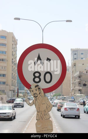 Arabisch Schild Warnung Tempolimit doha Katar Autos Verkehr befahrenen Straße Dessert heißen sonnigen Tag Stockfoto