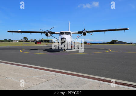 Isles of Scilly Skybus de Havilland Canada Twin Otter in St Mary's Airport, St Mary's, Scilly-inseln, Großbritannien Stockfoto