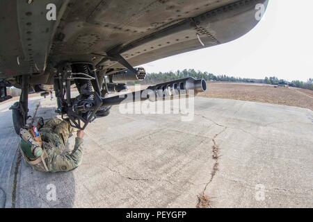 Sgt. Nandolall, ein Mitglied der Bewaffnung Team für 1. Angriff Reconnaissance Battalion, 82nd Combat Aviation Brigade, arbeitet an der 30-mm-Maschinengewehr vor dem AH-64 Apache engagieren Ziele während der Antenne schießwesen, am Fort A.P. Hill, Virginia, 24.02.17. Sobald die Apache aufsetzt, Personal für die Bewaffnung und tanken Punkt sofort prepping die Flugzeuge für seine nächste Mission zu arbeiten. (U.S. Armee Foto: Staff Sgt. Christopher Freeman/82nd CAB PAO) Stockfoto