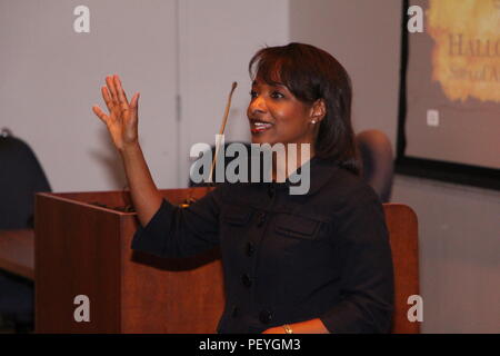 160216-N-NX 729-025 Norfolk, Virginia (Feb. 16, 2016) Sharon Smoot, Naval Sea Systems Command executive Director für Logistik, Instandhaltung und Industrial Operations, spricht mit Zivilisten und Segler wie der Black History Month Hauptredner am Mittelatlantischen regionales Wartungszentrum Zentrale. (U.S. Marine Foto von Anthony Terrell/Freigegeben) Stockfoto