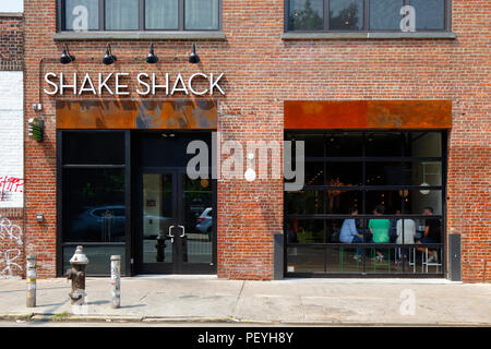 Shake Shack Williamsburg, 160 Berry St, Brooklyn, NY. Außenansicht eines schnellen legeren Burger-Shops in der Williamsburg Nachbarschaft. Stockfoto