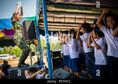 Die königlich thailändische Marine Corps Band tritt während einer Feierstunde im Wat Khun Song Schule in Rayong, Thailand, während der übung Cobra Gold, Feb 18, 2016. Cobra Gold, in seiner 35. Iteration, konzentriert sich auf die humanitären Civic action, Engagement für die Gemeinschaft, und ärztlichen Tätigkeiten die Bedürfnisse und das humanitäre Interesse der Zivilbevölkerung in der Region zu unterstützen. (U.S. Marine Corps Combat Kamera Foto von Cpl. Hilda Becerra/Freigegeben) Stockfoto