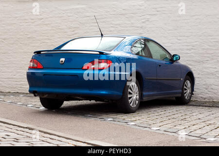 Blue dynamic Sport Auto vor einer grauen Wand geparkt Stockfoto