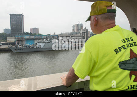 160219-N-WV703-129 DOUALA, Kamerun (19. Februar 2016) in der Lage Bodied Seaman Curtis Hallam, als Zivildienst Seemann beobachtet Segler manning die Schienen USNS Speerspitze (T-EPF 1) eintreffen in Douala (Kamerun), 19. Februar 2016. Das Military Sealift Command expeditionary schnellen Transportschiff USNS Speerspitze auf einen geplanten Einsatz in den USA ist 6. Flotte Einsatzgebiet zur Unterstützung der internationalen Zusammenarbeit Kapazitäten Programm Afrika Partnerschaft Station. (Foto: U.S. Navy Mass Communication Specialist 3. Klasse Amy M. Ressler/freigegeben) Stockfoto