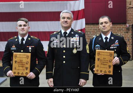 Command Sgt. Maj. Kevin Whitaker, der command Sergeant Major des 60 Truppe den Befehl, steht mit SPC. David Childress (links), ein Feuer Richtung Specialist zu Alpha Company, 5 Bataillon, 113 Field Artillery Regiment, und der US-Army Staff Sgt zugeordnet. Daniel Elche, ein Recruiter Bravo Company die von North Carolina National Guard, Recruiting und Retention Loslösung zugewiesen, nachdem sie als 60 Truppe Befehl besten Krieger die Gewinner des Wettbewerbs auf der Claude T. Bowers militärische Zentrum, Raleigh, N.C., Feb 7, 2016 anerkannt wurden. Am Wettbewerb nahmen Vertreter aus der NC Stockfoto