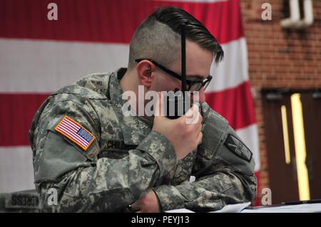 Spc. David Childress, ein Feuer Richtung Specialist zu Alpha Company, 5 Bataillon, 113 Field Artillery Regiment zugeordnet, simuliert einen Anruf für Feuer zu seinen höheren Hauptsitz während des 60 Truppe Befehl am besten Krieger Wettbewerb auf der Claude T. Bowers militärische Zentrum, Raleigh, N.C., Feb 6, 2016. 60. Der TC BWC Test Unit der Brigade besten der besten Soldaten wissen über militärische Operationen, basic Krieger Aufgaben und körperliche Fitness. (U.S. Army National Guard Foto von Sgt. Leticia Samuels, 382 Öffentliche Angelegenheiten Ablösung/Freigegeben) Stockfoto