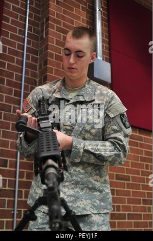 Us-Armee Sgt. Shane seltsamen, mehrere Rocket Launch Systems gunner Bravo Company, 5 Bataillon, 113 Field Artillery Regiment zugeordnet, führt eine Prüfung auf eine M240 Maschinengewehr während der besten 60 Truppe Befehl Krieger Wettbewerb auf der Claude T. Bowers militärische Zentrum, Raleigh, N.C., Feb 6, 2016. 60. Der TC BWC Test Unit der Brigade besten der besten Soldaten wissen über militärische Operationen, basic Krieger Aufgaben und körperliche Fitness. (U.S. Army National Guard Foto von Sgt. Leticia Samuels, 382 Öffentliche Angelegenheiten Ablösung/Freigegeben) Stockfoto