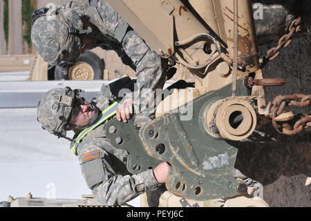 Spc. Elia Andrews, ein radfahrzeug Mechaniker mit der 103 Quartermaster Unternehmen und ein Bellingham, Washington, Eingeborener, bereitet ein Fahrzeug für Feb 18 Abschleppen in Fort Polk, Louisiana Mechanik der 103Rd Quartermaster Firma, eine Armee finden Einheit aus Houston und viele andere Einheiten aus den USA haben zusammen gearbeitet, während der Drehung 16-04 Betrieb der gemeinsamen Bereitschaft Training Center. Die Einheiten sind zusammen gekommen, während der Übung zu bieten Unterstützung bei der Wartung der 4. Brigade Combat Team (aus der Luft). (U.S. Armee Foto von Sgt. Aaron Ellerman 204. Öffentliche Angelegenheiten Ablösung/Freigegeben) Stockfoto