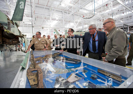 Der Kommandant des Marine Corps beobachtete am 19. Februar 2016 die Instandhaltung der FA-18 Hornet im Fleet Readiness Center Southwest, Naval Air Station North Island, Kalifornien. Bei dem Besuch wurden die Reparaturverfahren für Flugzeuge, die logistische Koordinierung und die Einsatzbereitschaft der Luftverkehrsgüter des Marine Corps hervorgehoben, wobei die technischen Prozesse, die Personalschulung und die Aufrechterhaltung der Fähigkeiten der Luftfahrzeuge des U.S. Marine Corps für Missionen und Einsätze hervorgehoben wurden. Stockfoto