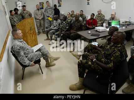 Us-Armee Generalmajor Mark Stammer, Combined Joint Task Force-Horn von Afrika kommandierender General, spricht mit Sergeants Major vom Kenia Streitkräfte, 10.02.2016, am Lager Lemonnier, Djibouti. Kenia ist eines der fünf teilnehmenden Länder Truppen für die Mission der Afrikanischen Union in Somalia und ist die Zweitgrößte der drei Länder Somalia grenzt. (U.S. Air Force Foto von älteren Flieger Peter Thompson) Stockfoto