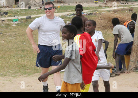Airman 1st Class Zachary C. Mullins, von der 130 Airlift Wing, West Virginia Air National Guard, fängt sein Atem während einem Fußballspiel in Saint Louis, Senegal, 13.02.2016. Mullins teilte seine Liebe zum Sport mit der lokalen senegalesischen Kinder. (U.S. Armee Foto: Staff Sgt. Kulani J. Lakanaria/Freigegeben) Stockfoto