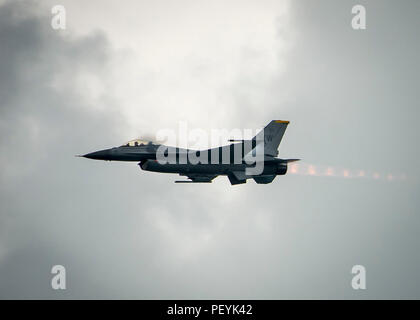 Ein US Air Force F-16C Fighting Falcon von der 35th Fighter Wing, Misawa Air Base, Japan, führt eine Antenne Demonstration während der Internationalen Luftfahrtausstellung in Singapur, Changi International Airport, Singapore, Jan. 20, 2016. Die Show war eine Gelegenheit für die USA flexible Bekämpfung Fähigkeiten zu zeigen und Gegner abzuschrecken, die gleichzeitig Verbündeten und Partnern. (U.S. Air Force Foto vom Kapitän Raymond Geoffroy/Freigegeben) Stockfoto