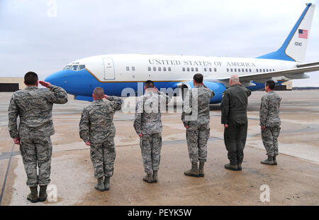 Führung von whiteman Air Force Base, Calif., begrüßt Sie bei der Ankunft der Luftwaffe Stabschef, Gen. Mark A. Waliser III, Feb 16, 2016. Welsh met mit Fliegern Führung von der 509Th und UAD-2 Bombe Flügel sowie die 442 d Fighter Wing die Bedeutung der Gesamtkraft Integration (USA zu diskutieren Air Force Foto von älteren Flieger Joel Pfiester) Stockfoto