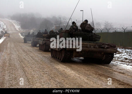 Slowenischen Truppen aus den 45 Zentrum für Verfolgte Kampffahrzeuge (CGBV), Betreiben M-84 Kampfpanzer während der Übung Allied Geist IV bei der US-Armee gemeinsame Multinationale Training Center in Hohenfels, Deutschland (JMRC HTA), Jan. 25, 2016. Die Slowenen partnered mit US-Soldaten aus dem 1., 4. Bataillon der Infanterie Regiment oppositionelle Kräfte während der Ausbildung zu spielen. (U.S. Army National Guard Foto von Sgt. Brianne Roudebush/Freigegeben) Stockfoto