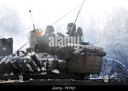 Slowenischen Truppen aus den 45 Zentrum für Verfolgte Kampffahrzeuge (CGBV), Betreiben M 84 Kampfpanzer während der Übung Allied Geist IV bei der US-Armee gemeinsame Multinationale Training Center in Hohenfels, Deutschland (JMRC HTA), Jan. 21, 2016. Die Slowenen partnered mit US-Soldaten aus dem 1., 4. Bataillon der Infanterie Regiment oppositionelle Kräfte während der Ausbildung zu spielen. (U.S. Army National Guard Foto von Sgt. Brianne Roudebush/Freigegeben) Stockfoto