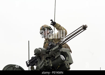 Am 24. Januar 2016 reitet ein Revolver der US-Armee aus dem 2. Kavallerie-Regiment an Bord eines Panzerfahrzeugs M1126 Stryker während des Allied Spirit IV im Joint Multinational Readiness Center im Trainingsgebiet Hohenfels. Der M1126 Stryker ist ein achträdriger gepanzerter Infanterie-Träger, der für schnellen Einsatz und Mobilität auf dem Schlachtfeld entwickelt wurde und von einem Caterpillar C7-Dieselmotor angetrieben wird. Die Übung konzentrierte sich auf multinationale Zusammenarbeit, taktische Bewegung und die Integration der Besatzung in einem simulierten Kampfumfeld. Stockfoto