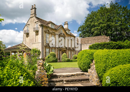 Kunst & Handwerk English Country Garden und Manor House in Holt, Wiltshire, Großbritannien am 25. Juni 2013 getroffen Stockfoto