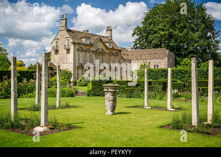 Kunst & Handwerk English Country Garden und Manor House in Holt, Wiltshire, Großbritannien am 25. Juni 2013 getroffen Stockfoto