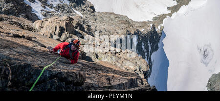 Ein Bergsteiger auf der South East Ridge von L'Eveque in den Walliser Alpen Stockfoto