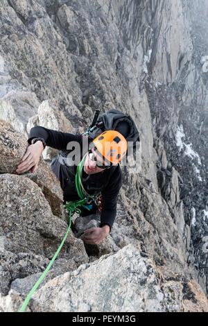 Ein Bergsteiger an die Traverse von Aiguille d'Entrees Stockfoto