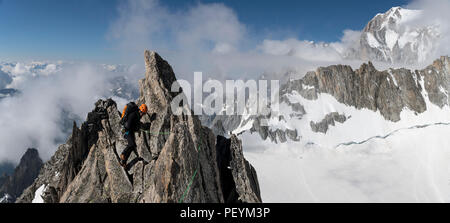 Ein Bergsteiger an die Traverse von Aiguille d'Entrees Stockfoto