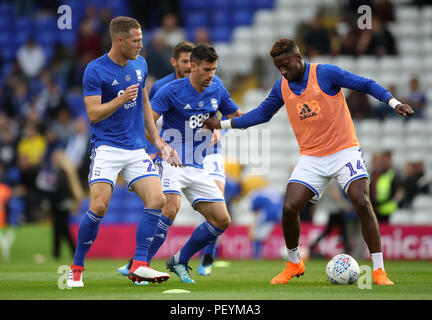 Birmingham City Michael Morrison (links) und Omar Bogle (rechts) warm up vor der Sky Bet Championship Match in St. Andrew's Billion Trophäe Stadion, Birmingham. Stockfoto